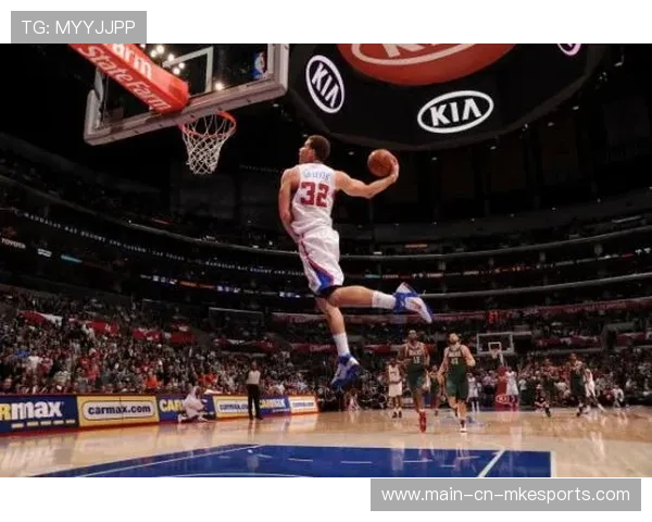 NBA转身暴扣高能现场：瞬间掀起篮球场上的狂潮