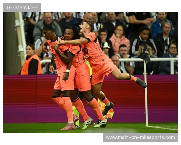 曼联连续短传推进，拉什福德强行突破低射破门