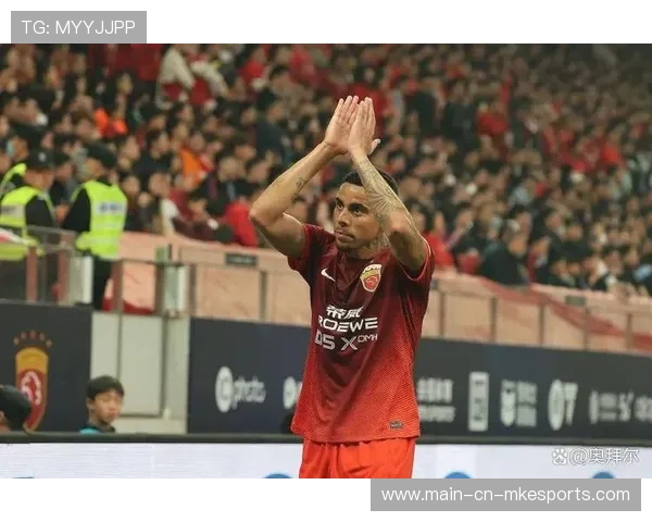 河南队古斯塔沃禁区内小角度推射，门将倒地挡出